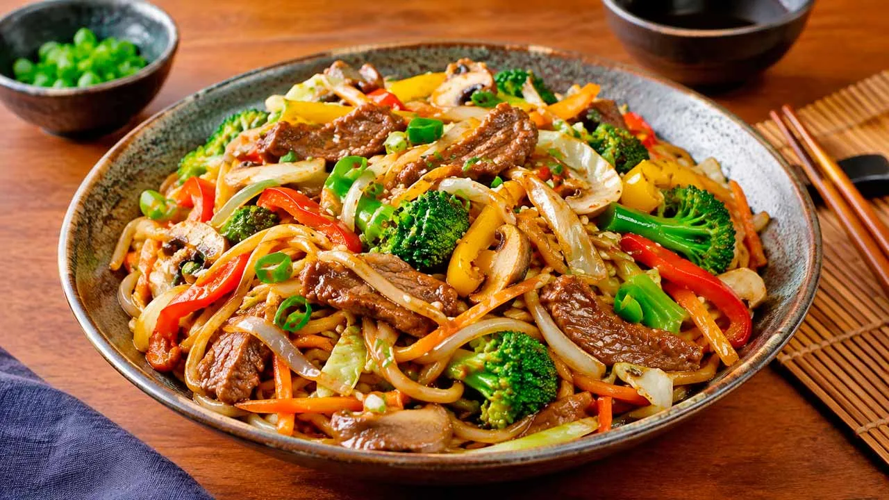 Yakisoba de Carne com Legumes