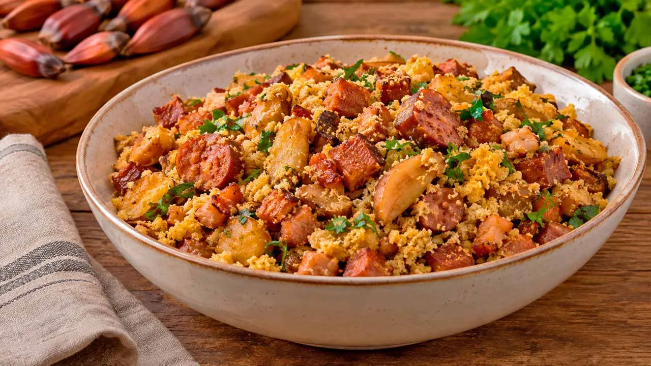 Farofa de Pinhão com Bacon e Calabresa